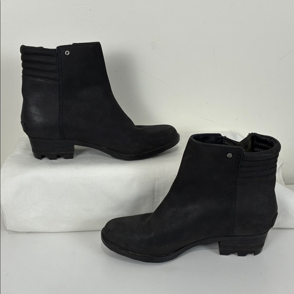 Sorel Women’s 6 Leather Heeled Ankle Booties Panel Zipper Detail Black Moto - Picture 4 of 8
